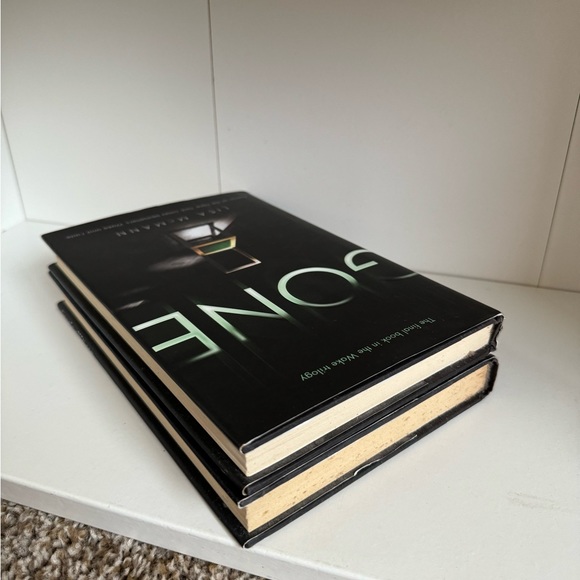 The Wake Trilogy by Lisa McMann Books 2 & 3 - Picture 2 of 2